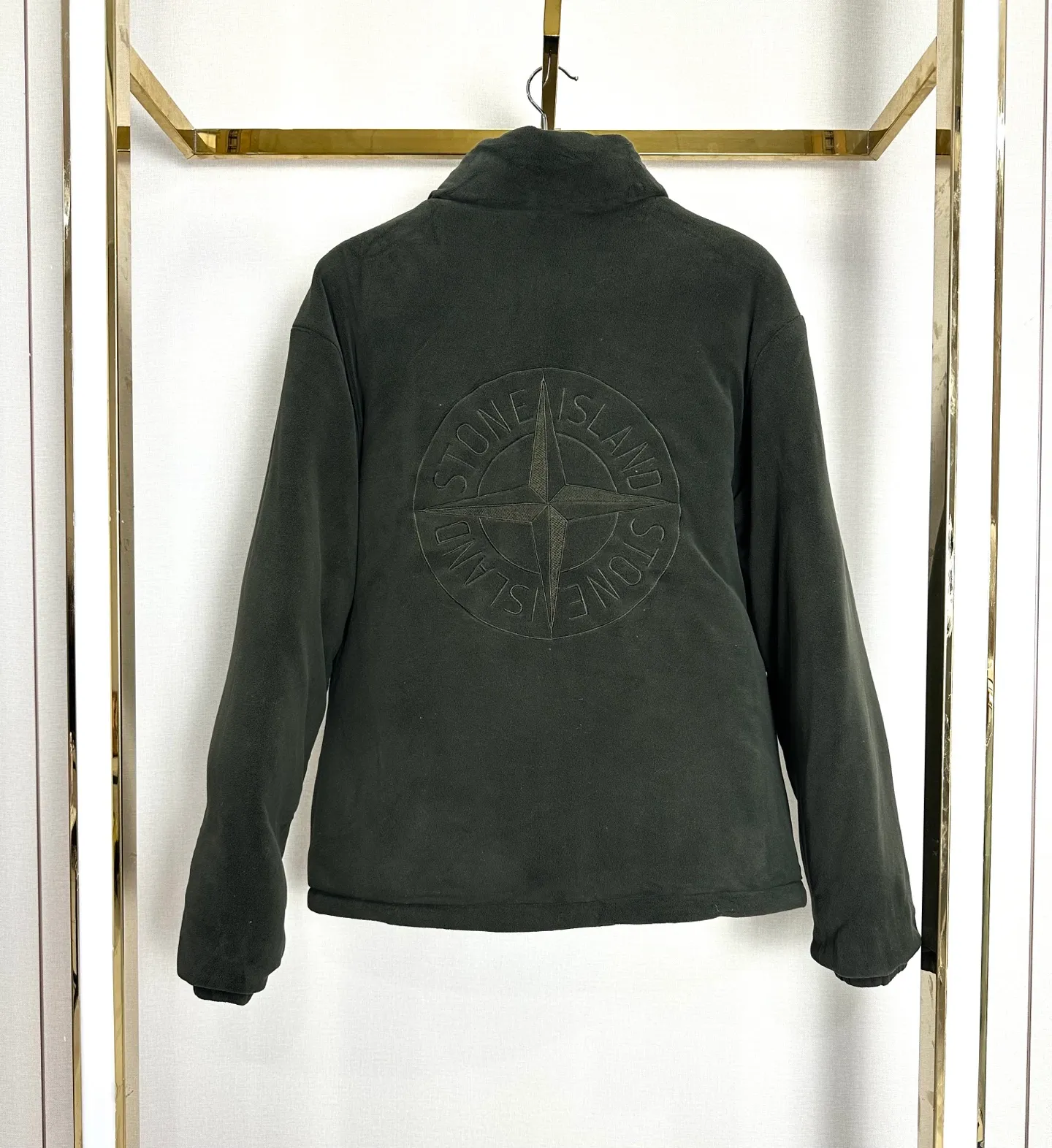 P340 (reverse picture) Stone Island double-sided thickened olley velvet embroidered cotton jacket. Color: black, military green, khaki, navy blue. Double-sided thickened ollie velvet. Thicker than most on the market. The reverse side is made of fine olley velvet with small particles. Double-sided design! Two clothes for one! Double the warmth! In addition, it has been treated with anti-static treatment, so it does not shed lint or stick to hair! The texture is quite good! Very high quality! Thousands of stitches of embroidery on the chest add a sense of design to the entire dress! The stand-up collar design makes the upper body look more energetic! It fits the neck very well and has better thermal insulation effect! Both the cuffs, hem and lining are all hemmed! Exquisite workmanship! More durable and less likely to deform! Pattern correction! Every detail is in place! The upper body effect is amazing, very firm! And it hides the flesh very well and makes you look slim! You can match it with whatever you want!